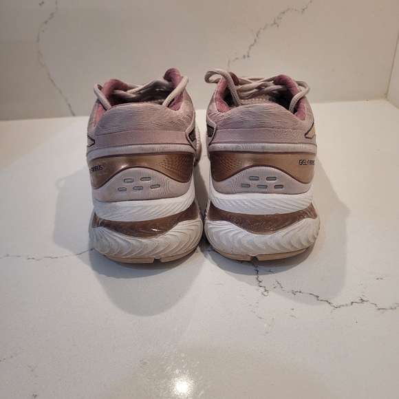 Asics Gel-Nimbus 22 Running shoes - Women's size 9. - Picture 7 of 10